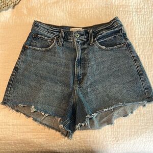 A&F ‘90s Relaxed Cutoff Short High Rise Curve Love